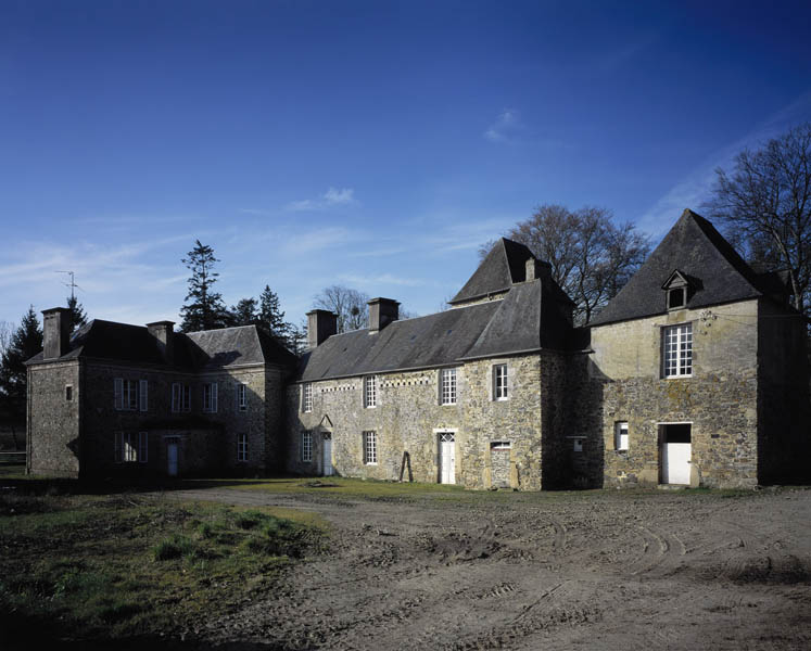 Logis, façade antérieure, vue prise de l'est.