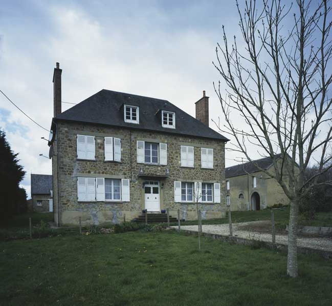 Logis, façade antérieure, vue prise de l'est.