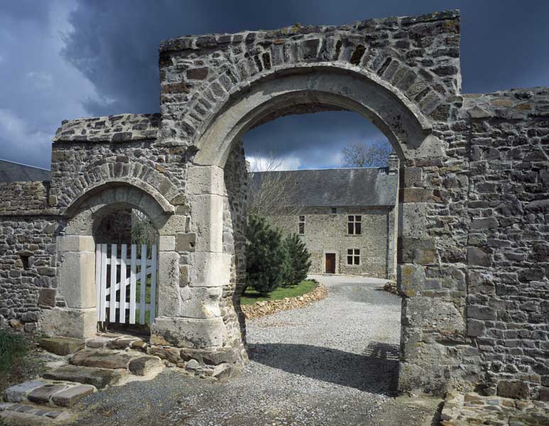 Porche et logis, façade antérieure, vue prise du sud-est.