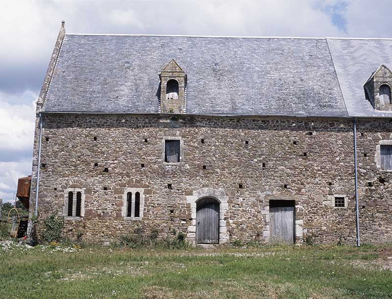 Ecurie, façade antérieure, vue prise du sud.