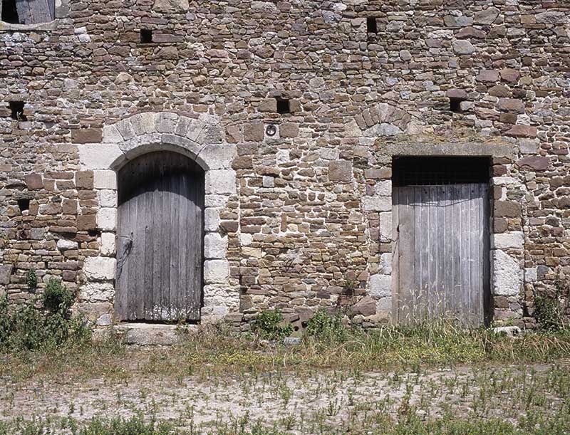 Ecurie, façade antérieure, portes, vue prise du sud.