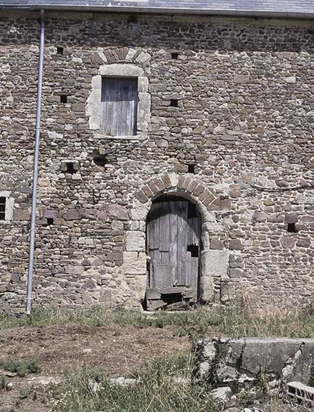 Etable, façade antérieure, porte est, vue prise du sud.