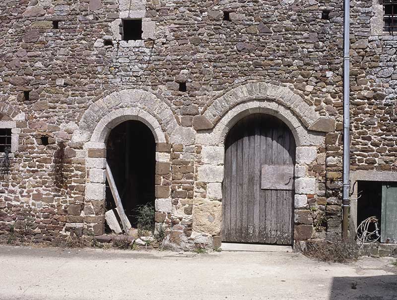 Pressoir, façade antérieure, portes jumelées, vue prise du sud.