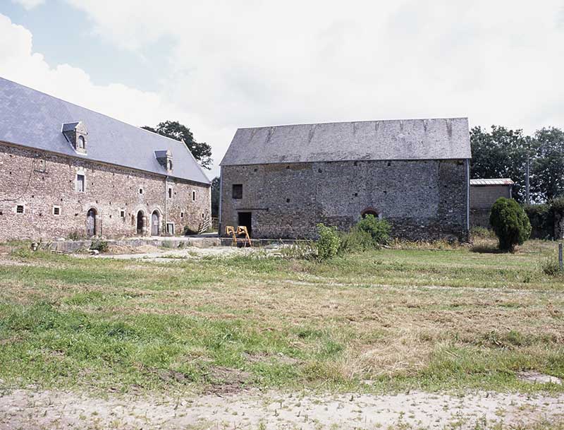 Grange, façade antérieure, vue prise de l'ouest.