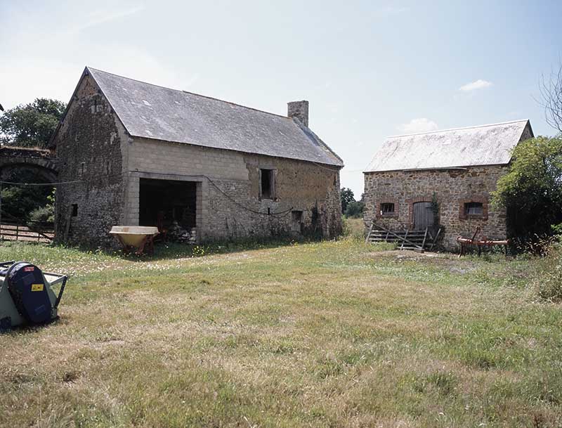 Four à pain, toit à porcs, vue prise de l'est.