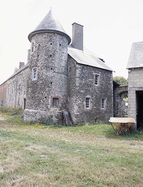 Logis, tour nord-ouest, pignon ouest, vue prise du nord-ouest.