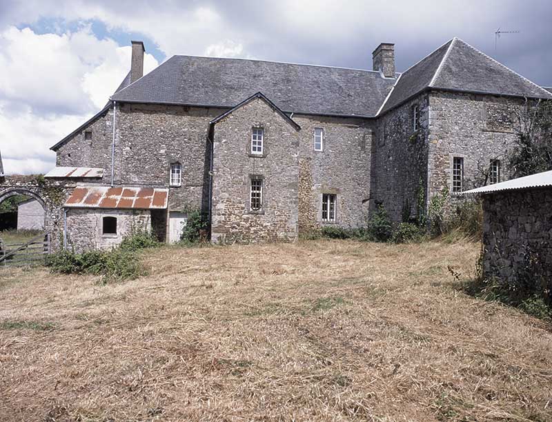 Logis, façade postérieure, vue prise du sud.