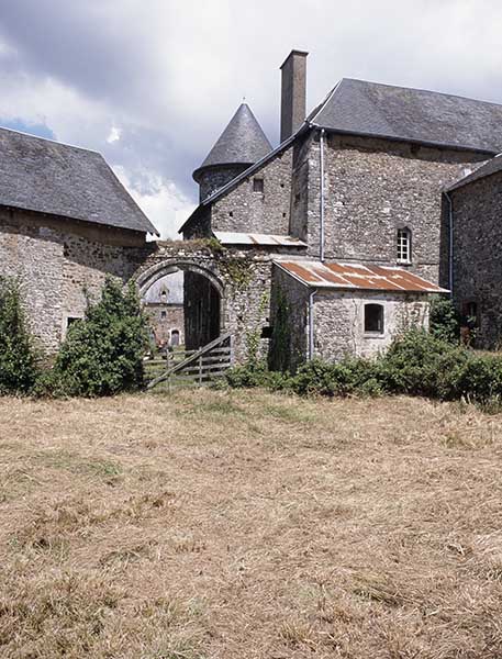 Four à pain, porche, logis, vue prise du sud.