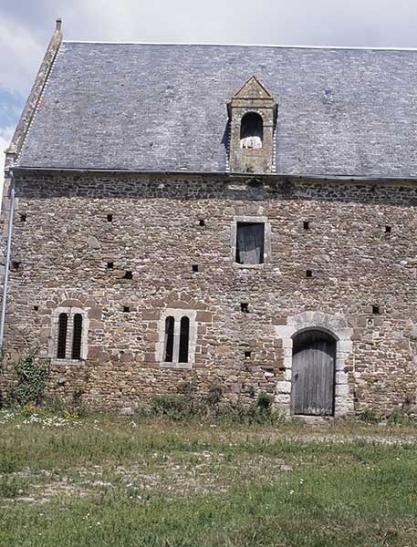 Ecurie, façade antérieure, vue prise du sud.