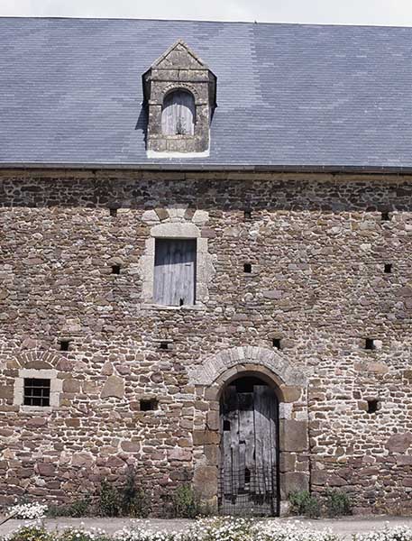 Etable, façade antérieure, travée ouest, vue prise du sud.
