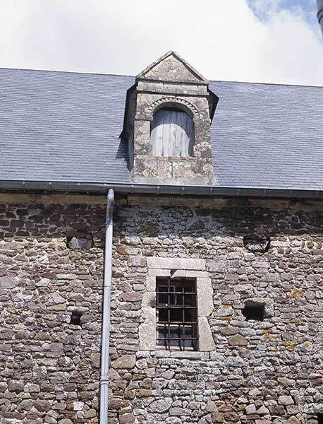Pressoir, façade antérieure, lucarne, vue prise du sud.