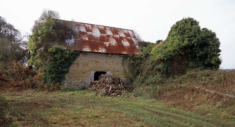 Lastelle. Etable, façade antérieure, vue prise de l'ouest (départementale 338).