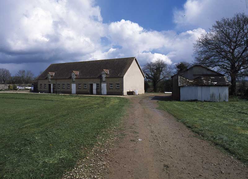 Etable, façade antérieure, vue prise de l'ouest.