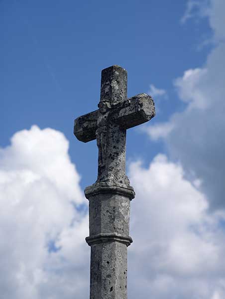 Croix du cimetière, détail, vue prise du nord-ouest.