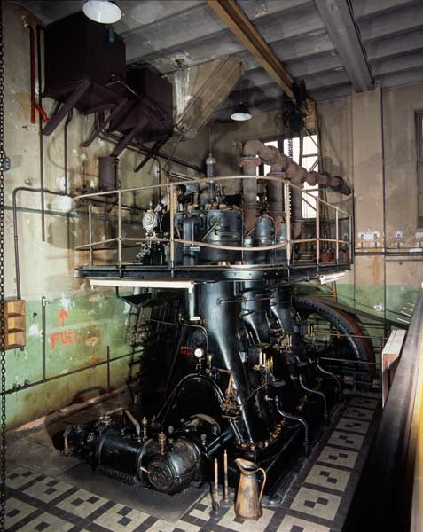 Moteur thermique : vue d'ensemble gauche.