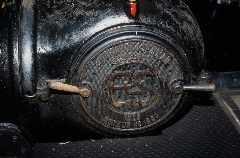 Moteur thermique à combustion interne. Détail : marque de fabriquant (Ehrhardt et Sehmer, Sarrebruck, 1923, moteur n° 1834).