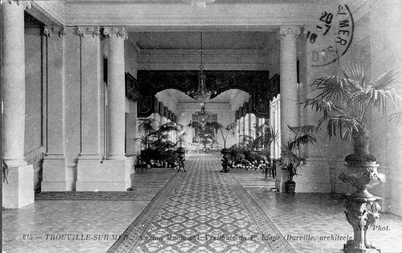 615 - Trouville-sur-Mer. Casino Municipal. Vestibule du 1er étage (Durville, architecte) [1er étage : n° 32].- Carte postale, ND Phot., n.d., entre 1912 et 1916 [date du cachet de la poste], n. et b., 13,7 x 8,8 cm. (Collection particulière Michel Barillet, Trouville-sur-Mer).