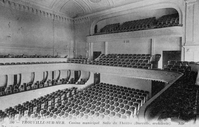 590 - Trouville-sur-Mer. Casino municipal. Salle du théâtre (Durville, architecte) [n° 9].- Carte postale, ND éd., n.d., entre 1912 et 1918 [date du cachet de la poste], n. et b., 13,7 x 8,8 cm. (Collection particulière Michel Barillet, Trouville-sur-Mer).