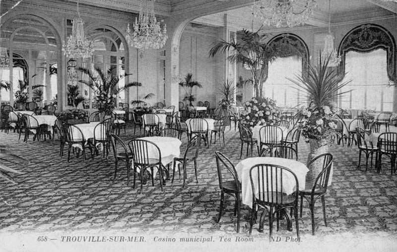 658 - Trouville-sur-Mer. Casino municipal. Tea Room [1er étage : n° 28].- Carte postale, ND Phot., n.d., entre 1912 et 1915 [date manuscrite au verso], n. et b., 13,7 x 8,8 cm. (Collection particulière Michel Barillet, Trouville-sur-Mer).