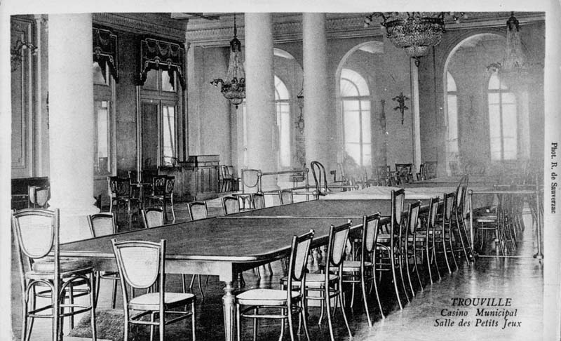 Trouville. Casino municipal. Salle des Petits Jeux (rez-de-chaussée : n° 10).- Carte postale, phot. R. de Sauverzac, n.d., vers 1912, n. et b., 13,7 x 8,8 cm. (Collection particulière Michel Barillet, Trouville-sur-Mer).