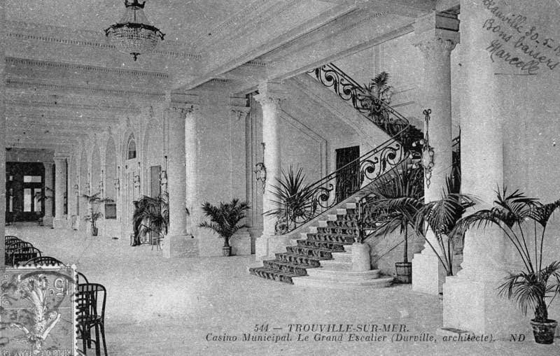 544 - Trouville-sur-Mer. Casino Municipal. Le Grand Escalier (Durville, architecte) [rez-de-chaussée : n° 7].- Carte postale, ND éd., n.d., entre 1912 et 1918 [date manuscrite au verso], n. et b., 14,9 x 8,8 cm. (Collection particulière Michel Barillet, Trouville-sur-Mer).