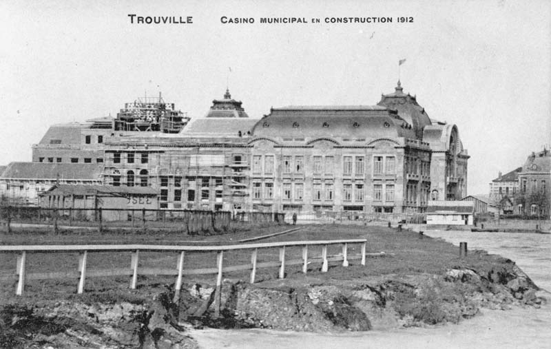 Trouville. Casino Municipal en construction, 1912. vue de la façade sud-est.- Carte postale, n.s., 1912, n. et b., 13,7 x 8,8 cm. (Collection particulière Michel Barillet, Trouville-sur-Mer).