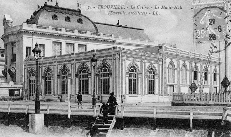 '7. - Trouville. - Le Casino - Le Music-Hall (Durville, architecte). Vue prise de l''ouest.- Carte postale, LL. éd., Lévy et Neurdein Réunis impr., Paris, n.d., entre 1912 et 1928 [date du cachet de la poste], n. et b., 13,7 x 8,8 cm. (Collection particulière Michel Barillet, Trouville-sur-Mer).'