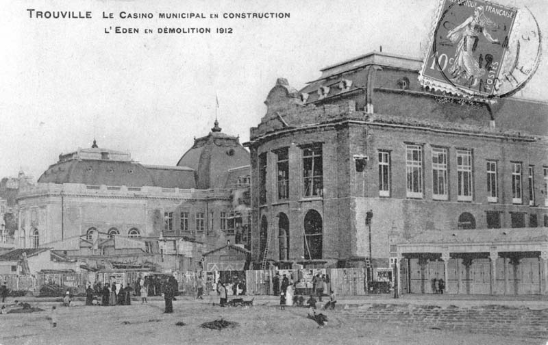 'Trouville. Le Casino Municipal en construction. L''Eden en démolition. Vue prise de l''ouest depuis la plage.- Carte postale, n.s., 1912, n. et b., 13,7 x 8,8 cm. (Collection particulière Michel Barillet, Trouville-sur-Mer).'