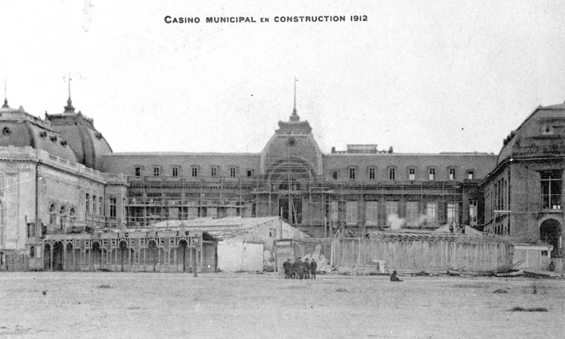 'Casino municipal en construction 1912. vue d''ensemble de la façade nord-ouest.- Carte postale, n.s., 1912, n. et b., 13,7 x 8,8 cm. (Collection particulière Michel Barillet, Trouville-sur-Mer).'