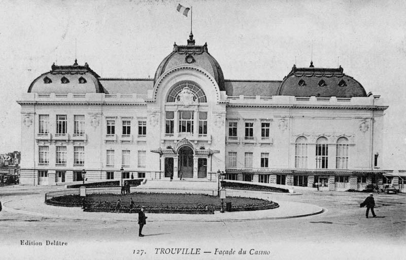 127. Trouville - Façade du Casino. Vue de la façade nord-est.- Carte postale, Délâtre éd., n.d., vers 1912, n. et b., 13,7 x 8,8 cm. (Collection particulière Michel Barillet, Trouville-sur-Mer).