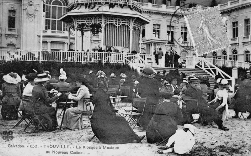 Calvados. - 650. - Trouville. - Le Kiosque à Musique au nouveau Casino. Vue prise du nord.- Carte postale, MTIL éd., n.d., vers 1912-1914, n. et b., 13,7 x 8,8 cm. (Collection particulière Michel Barillet, Trouville-sur-Mer).