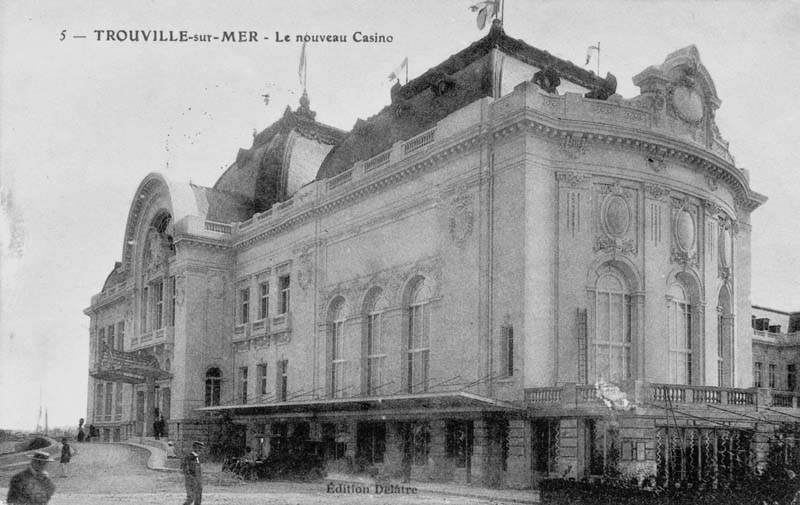 5 - Trouville-sur-Mer - Le nouveau Casino. Vue de la façade nord-est.- Carte postale, Délâtre éd., n.d., vers 1912, n. et b., 13,7 x 8,8 cm. (Collection particulière Michel Barillet, Trouville-sur-Mer).