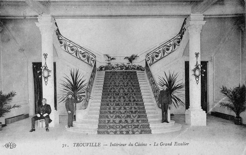 71. Trouville - Intérieur du Casino - Le Grand Escalier [rez-de-chaussée : n° 7].- Carte postale, E.L.D. éd., n.d., 1912 [date du cachet de la poste], n. et b., 13,7 x 8,8 cm. (Collection particulière Michel Barillet, Trouville-sur-Mer).