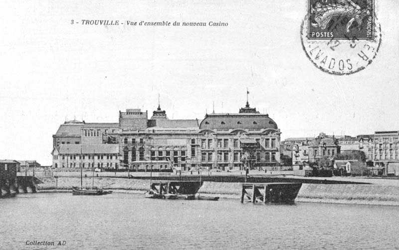 '3 - Trouvile. Vue d''ensemble du nouveau Casino. Vue de la façade sud-est.- Carte postale, Collection AD, n.d., 1912 [cacher de la poste], n. et b., 13,7 x 8,8 cm. (Collection particulière Michel Barillet, Trouville-sur-Mer).'