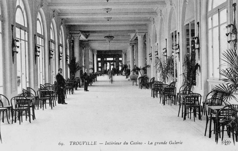 69. Trouville - Intérieur du Casino - La grande galerie [rez-de-chaussée : n° 6].- Carte postale, E.L.D. éd., n.d., entre 1912 et 1916 [date manuscrite au verso], n. et b., 13,7 x 8,8 cm. (Collection particulière Michel Barillet, Trouville-sur-Mer).