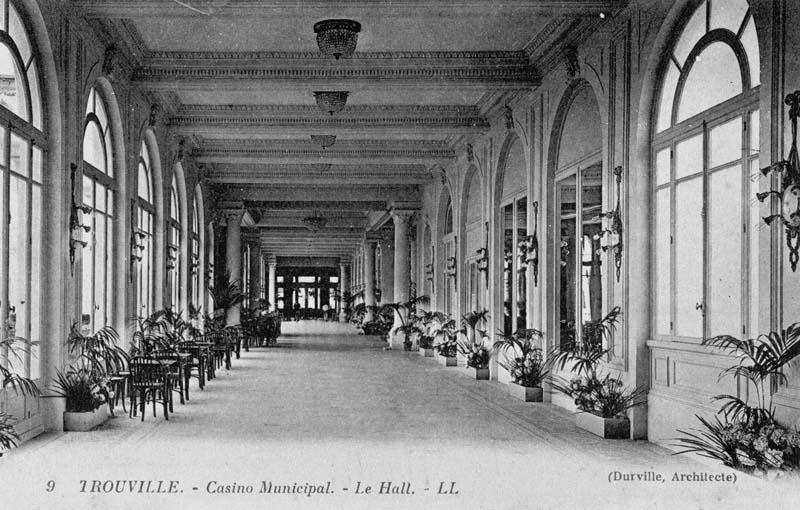 9. Trouville. - Casino Municipal. - Le Hall [rez-de-chaussée : n° 6].- Carte postale, LL. éd., Lévy et Neurdein impr., Paris, n.d., vers 1912, n. et b., 13,7 x 8,8 cm. (Collection particulière Michel Barillet, Trouville-sur-Mer).