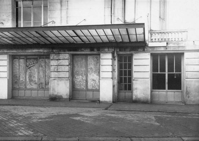 Visite du casino du 17 février 1930. Les boutiques.- Photographie ancienne signée Béjot, Trouville-sur-Mer, 17 février 1930. Tirage original sur papier albuminé, n. et b., 17,7 x 12,8 cm. (AC Trouville-sur-Mer. AMT 115).