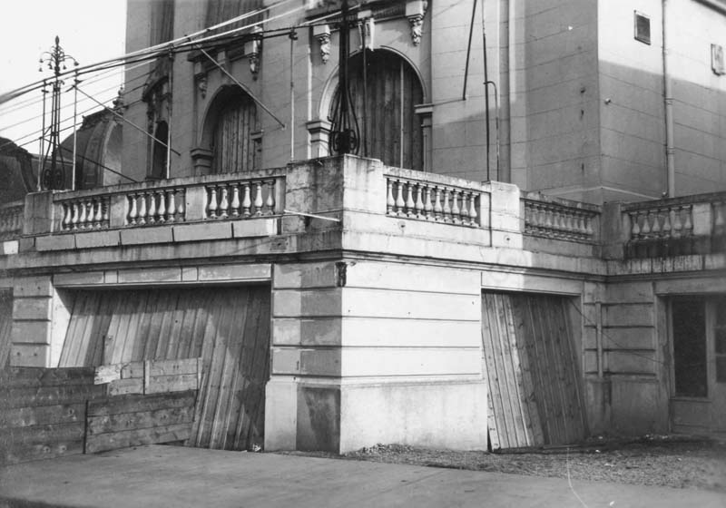 Visite du casino du 17 février 1930. Angle aile droite.- Photographie ancienne signée Béjot, Trouville-sur-Mer, 17 février 1930. Tirage original sur papier albuminé, n. et b., 17,7 x 12,8 cm. (AC Trouville-sur-Mer. AMT 115).