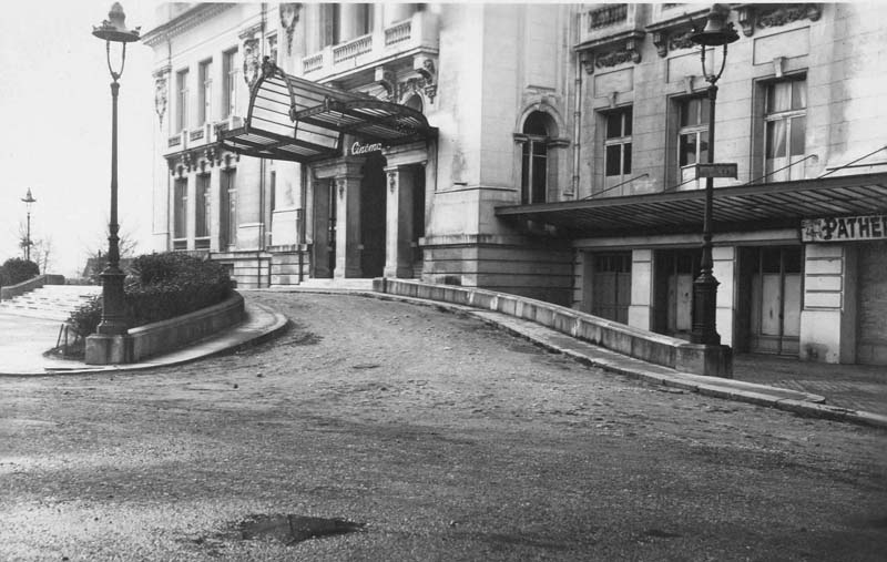 Visite du casino du 17 février 1930. Façade place du Maréchal Foch.- Photographie ancienne signée Béjot, Trouville-sur-Mer, 17 février 1930. Tirage original sur papier albuminé, n. et b., 17,7 x 12,8 cm. (AC Trouville-sur-Mer. AMT 115).