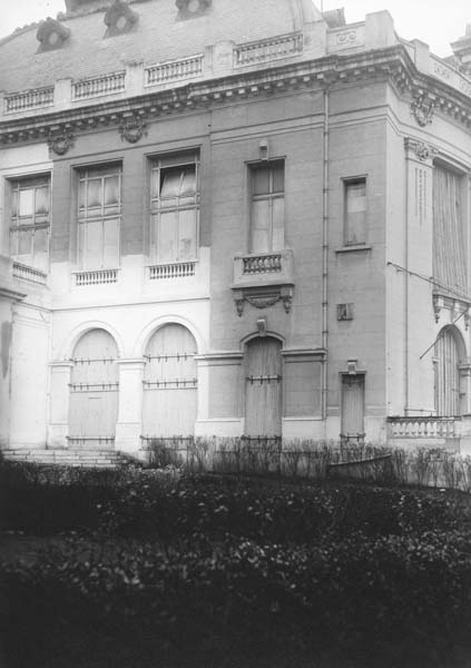 Visite du casino du 17 février 1930. Façade sur mer.- Photographie ancienne signée Béjot, Trouville-sur-Mer, 17 février 1930. Tirage original sur papier albuminé, n. et b., 17,7 x 12,8 cm. (AC Trouville-sur-Mer. AMT 115).