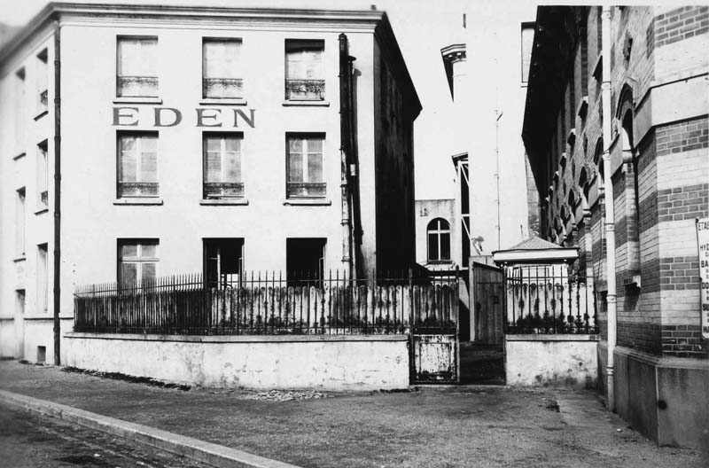 'Visite du casino du 17 février 1930. Entrée de l''Eden.- Photographie ancienne signée Béjot, Trouville-sur-Mer, 17 février 1930. Tirage original sur papier albuminé, n. et b., 17,7 x 12,8 cm. (AC Trouville-sur-Mer. AMT 115).'