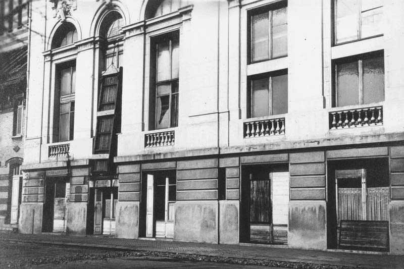 Visite du casino du 17 février 1930. Façade côté théâtre.- Photographie ancienne signée Béjot, Trouville-sur-Mer, 17 février 1930. Tirage original sur papier albuminé, n. et b., 17,7 x 12,8 cm. (AC Trouville-sur-Mer. AMT 115).