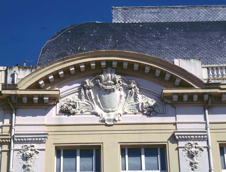 Elévation sud-est, détail, cartouche stylisé ornant le fronton interrompu à arc surbaissé.