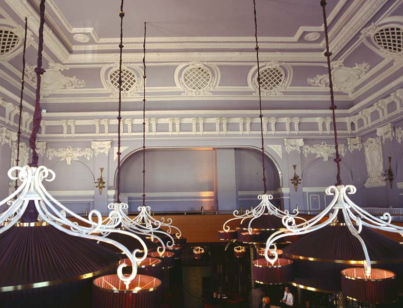 'Vue d''ensemble de la salle du restaurant (ancienne salle des fêtes).'