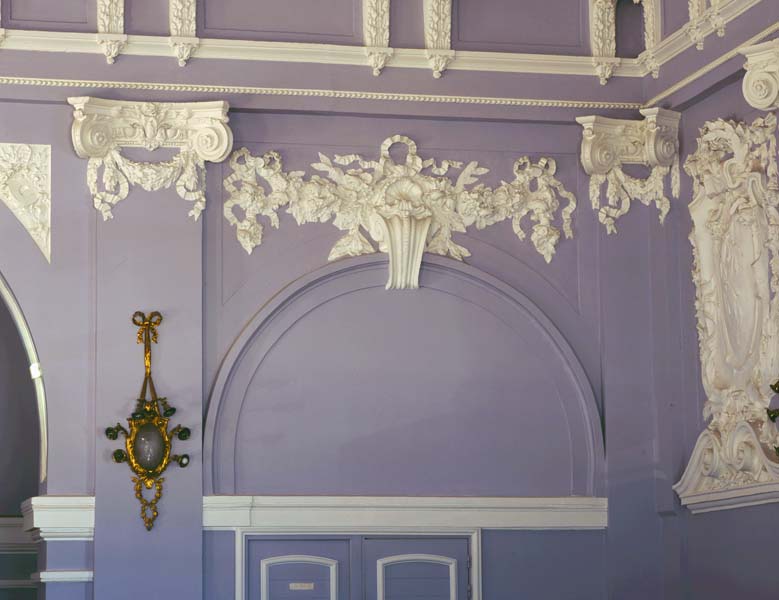 Salle du restaurant (ancienne salle des fêtes), détail du décor.