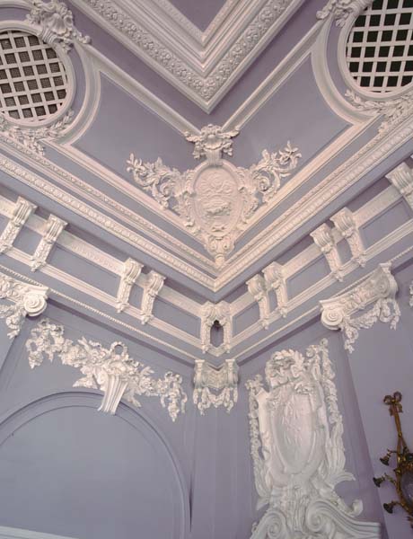 Salle du restaurant (ancienne salle des fêtes), détail du plafond.