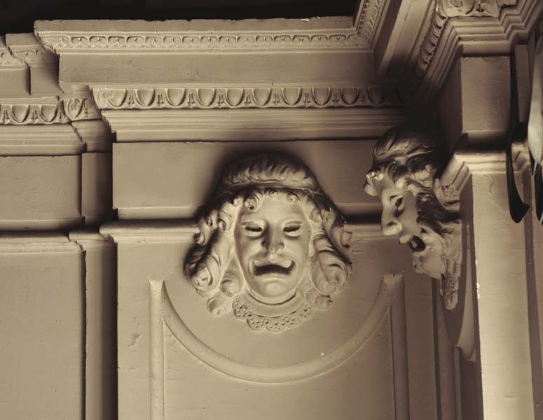 Salle du théâtre, grand balcon, détail des masques ornant la partie haute des pilastres corniers.