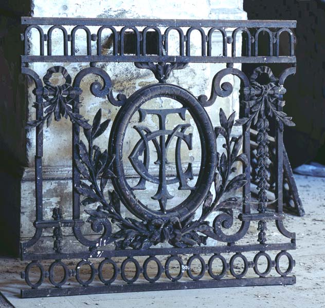 'Fragment de la rampe de l''escalier d''honneur (actuellement détruit) portant les initiales "C.M.T. (Casino Municipal de Trouville).'