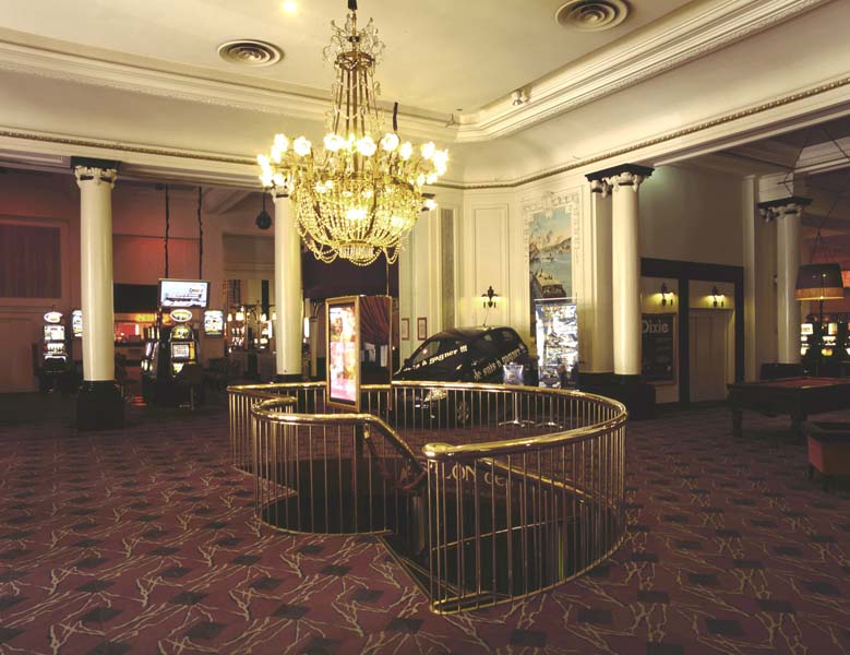 'Hall d''entrée, salles de jeux (à gauche) et ancienne galerie (à droite).'