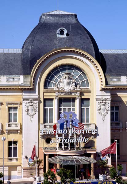 'Vue de l''entrée du côté de la place du Maréchal Foch prise du nord-est.'